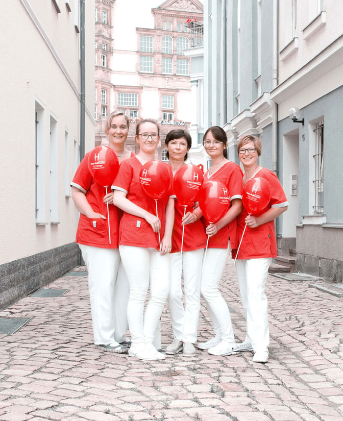 Praxisteam Ines Hoffmann vor der Zahnarztpraxis in Werdau