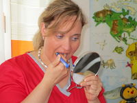 Reinigungsübung Zahnfleischsaum mit Hilfe einer speziellen Einbüschelbürste…